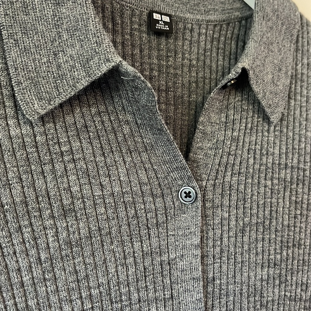 Uniqlo long sleeve sweater - Picture 3 of 11